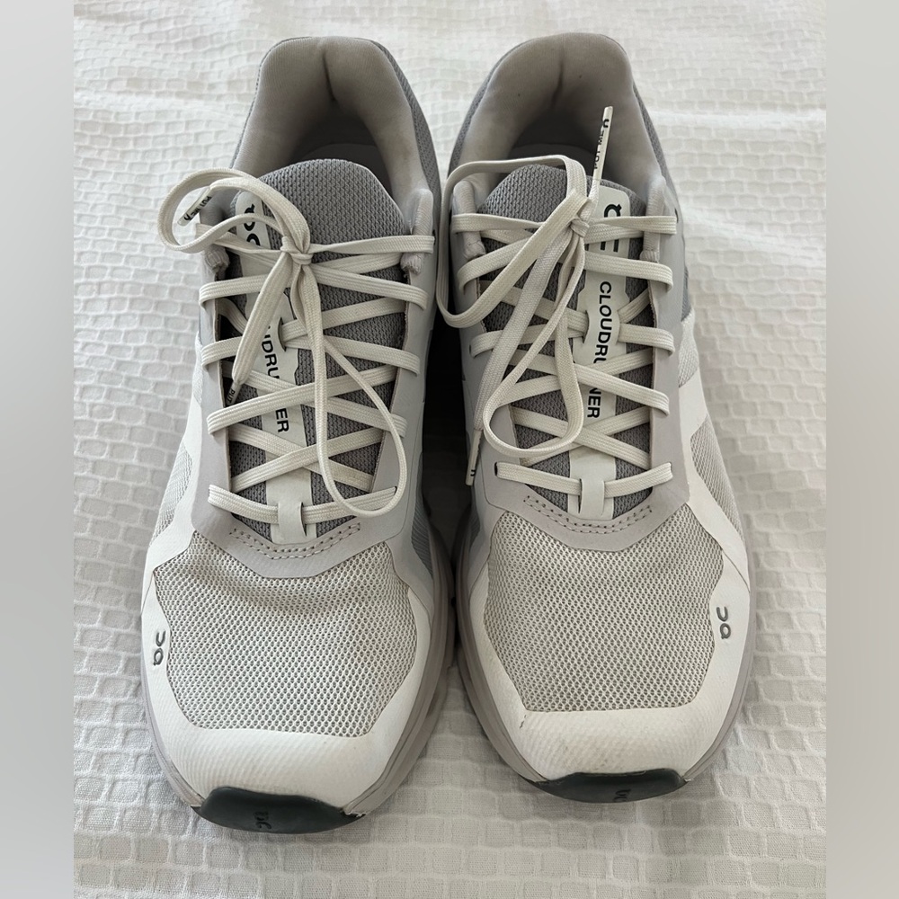On cloud size 9 running shoes
